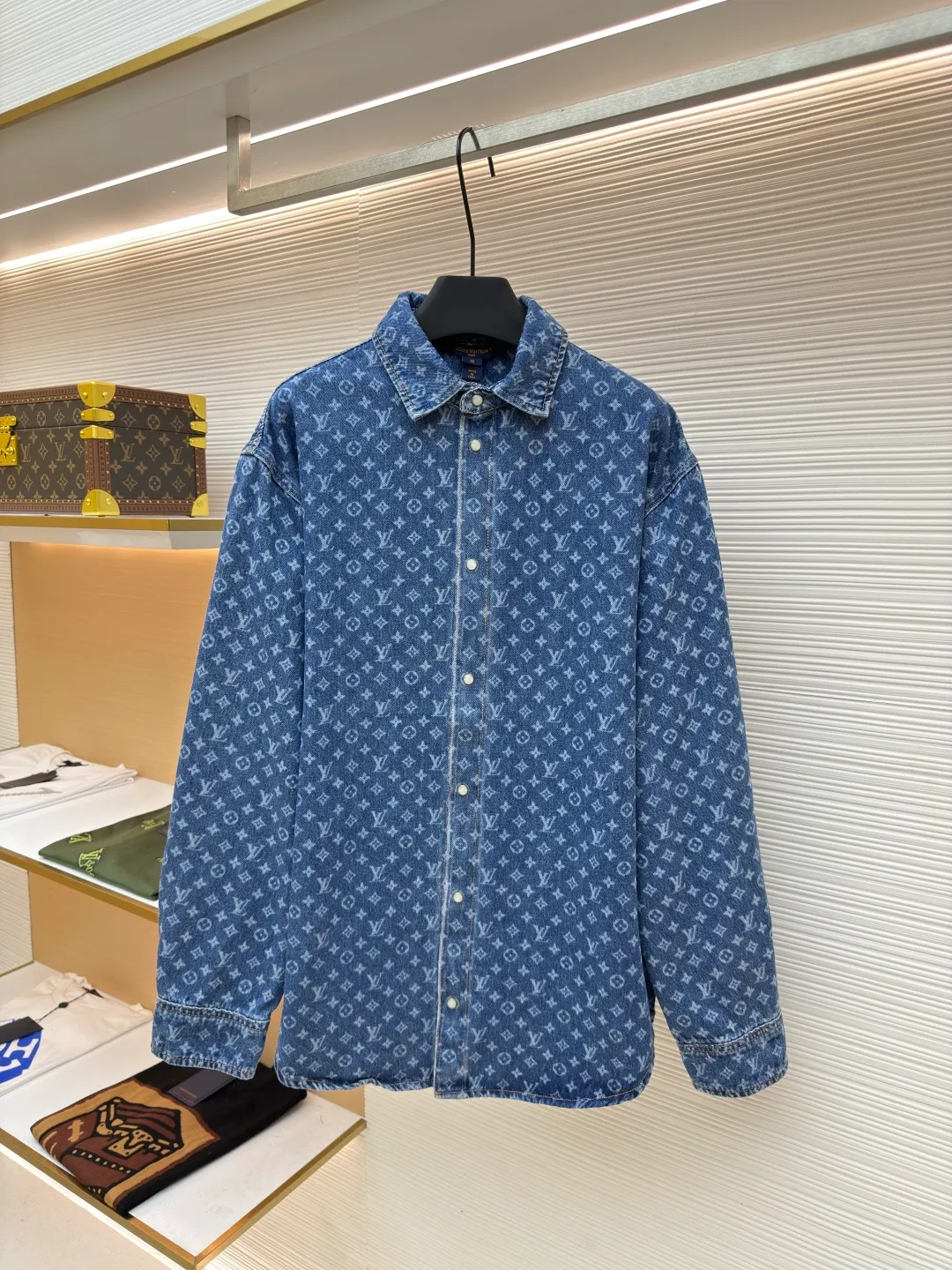 LOUIS VUITTON full-print denim jacket ●Original version: Purchased and developed for 15800 ●Item number: 1680795-B45 ●Material: denim fabric ●Technology: laser watering ●Version: fitted version ●Weight: about 685 grams ●Size: 34-36-38-40 ●Description: Customized blue shadow encrypted cotton classic pattern denim, as moist as cotton, comfortable and skin-friendly, indigo elegance With a retro charm and a modern sense of fashion, denim is used as the canvas, and the iconic Monogram pattern is laid out on it. Every inch of the warp and weft hides the glorious history and fashion heritage of Louis Vuitton. The tough lines of matching work shirts exude a sense of luxury from the inside out. No need to make a fuss, the aura is self-evident. The stunning work in the fashion feast is the laser burning process. The advanced process of using laser technology to carve patterns. Project the laser onto the surface of the material, causing the material to be locally heated and melted. The LV logo pattern can be formed to accurately control the position and shape. The double process of washing and light frying is to desize and wash the denim material first, and then perform sand washing to produce a fading effect. The denim jacket is fried through special chemical treatment to give a special contrasting color effect. Prioritize the spray horse slide and then rub it by hand to create a gradient effect. Use a spray gun to accurately spray the reagent solution to the designated position according to the design requirements. Let the reagent react chemically with the fabric to form a gradual gradient effect, and finally boil it to solidify the color. The overall wiring is straight and delicate, the fabric is comfortable and soft, and the color is consistent without color difference. It can be matched with the same style to create a fashionable look for various occasions. Customized accessories, complete with three standards, same style for men and women!